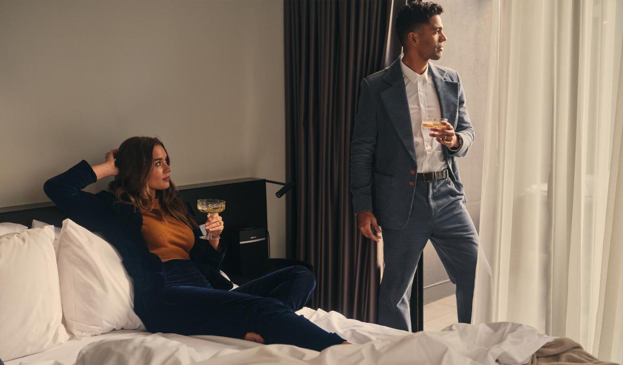 Lancemore Crossley St. Melbourne Exterior photo A couple in a hotel room